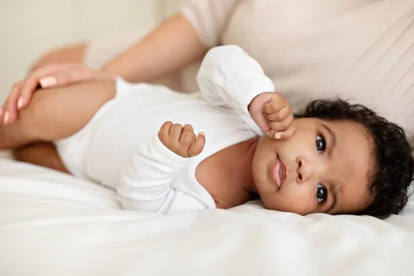 Feliz Bebê Pequeno Preto Bonito Roupa Encontra Cama Branca Com — Fotografia de Stock