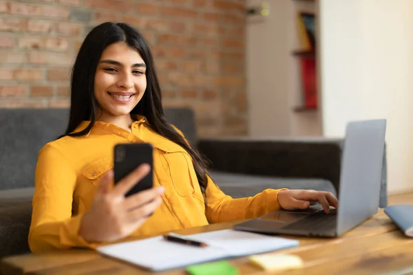 Gelukkige Spaanse Dame Student Ontspannen Thuis Met Laptop Mobiele Telefoon — Stockfoto