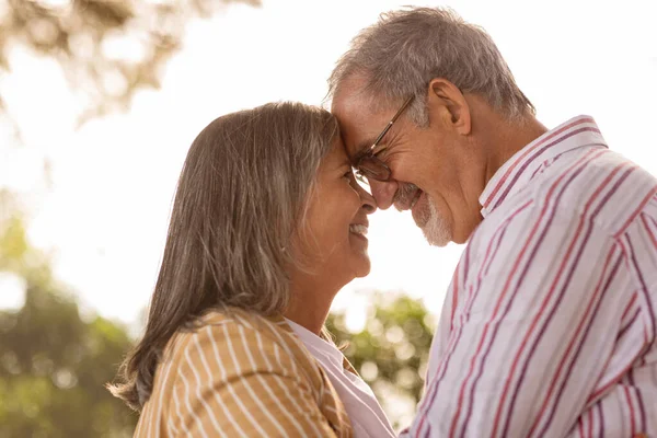 Romantik Buluşmalardan Hoşlanan Mutlu Yaşlı Kadın Erkek Mutlu Birlikte Yürüyorlar — Stok fotoğraf