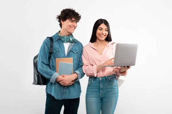 Learning Vrolijke Studenten Paar Met Behulp Van Laptop Computer Voor — Stockfoto