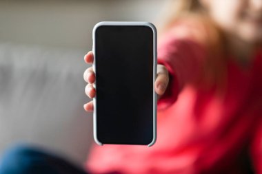 Harika bir uygulama. Elinde Boş Ekran ile Akıllı Telefonu Tutan Küçük Kız, Tanımlanamayan Kadın Çocuk Uygulaması veya Web Sitesi, Kopya Boşluğu ile Boş Cep Telefonu Gösteriyor,
