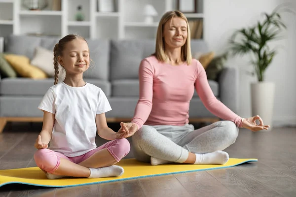 Семейная Йога Мать Маленькая Дочь Медитируют Вместе Дома Спокойная Счастливая — стоковое фото