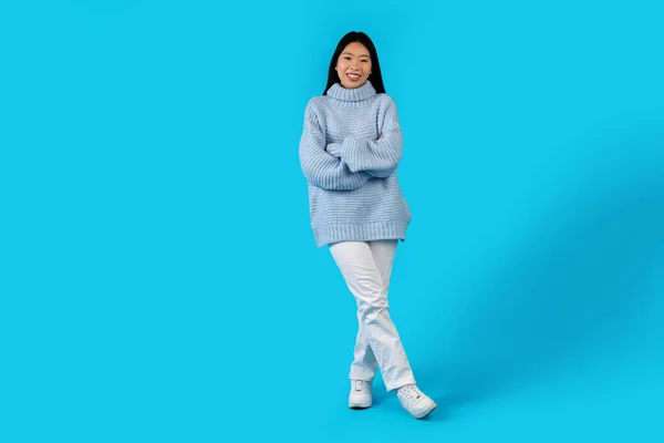 Millennials Lebensstil Fröhlich Attraktive Langhaarige Junge Asiatin Warmem Pullover Posiert — Stockfoto