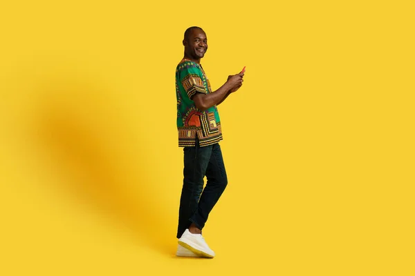 Щасливий Красивий Чорний Чоловік Середнього Віку Яскравій Африканській Сорочці Використовуючи — стокове фото