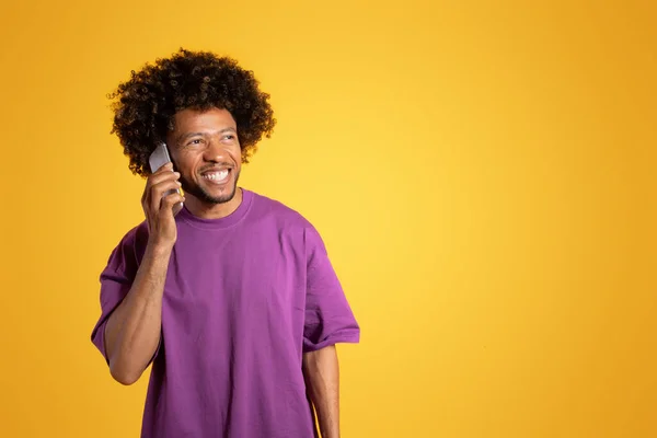 Alegre Hombre Rizado Negro Maduro Llamadas Camiseta Púrpura Por Teléfono —  Fotos de Stock