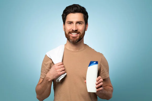 Male Hair Body Care Cosmetics Concept Cheerful Middle Aged Man — Stock Photo, Image