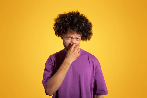 Zoufalý Smutný Zralý Černý Kudrnatý Muž Purpurovém Tričku Zakrývá Nos — Stock fotografie
