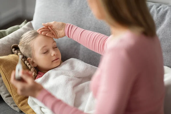 Fièvre Élevée Maman Vérifiant Température Fille Malade Dormant Sur Canapé — Photo