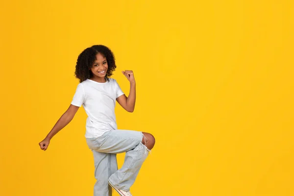 Beyaz Tişörtlü Gülümseyen Kıvırcık Kız Yalnız Eğleniyor Sarı Stüdyo Arka — Stok fotoğraf