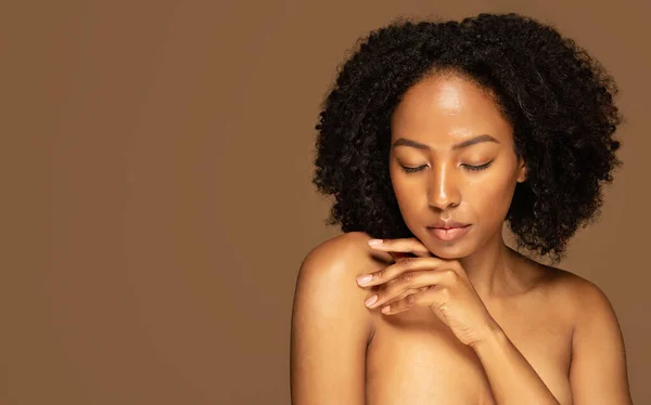 Skincare Sebagai Self Care Wanita Kulit Hitam Bertelanjang Dada Muda — Stok Foto