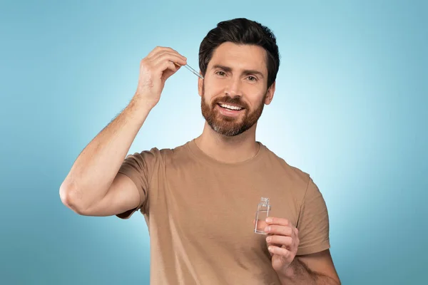 Purity Drops Handsome Middle Aged Mans Skincare Ritual Organic Essential — Stock Photo, Image