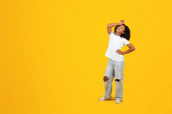 Vrolijk Moe Puber Zwart Krullend Meisje Wit Shirt Veegt Zweet — Stockfoto