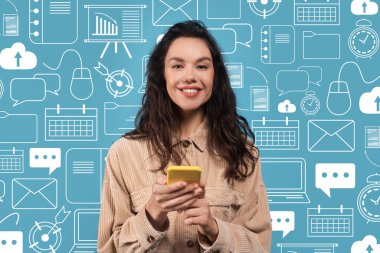 Kişisel asistanlar, yapay zeka. Düzenbaz genç esmer kadın günü düzenlemek için Al 'den yardım istiyor, görevler için hatırlatıcı ayarlıyor, akıllı ev aygıtlarını kontrol ediyor, mobil uygulama, kolaj kullanarak