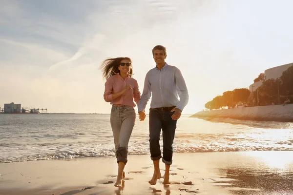 로맨틱 나이의 커플들은 해변에서 부부들은 미소짓고 여자는 바다의 해변에서 시간을 — 스톡 사진
