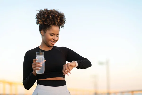 Smiling Black Female Jogger Checking Running Time Smartwatch Outdoor Training — Stock Photo, Image