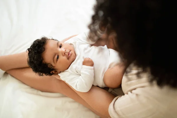 Black Millennial Mom Playing Small Baby Enjoy Motherhood Comfort Child — Stock Photo, Image