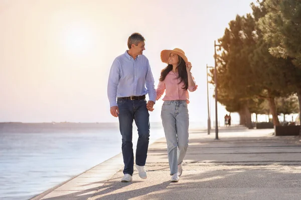 快乐的中年夫妇手牵手 沿着海路散步 浪漫成熟的夫妇享受夏日户外散步 有爱心的男女共度时光 全身而退 复制空间 — 图库照片
