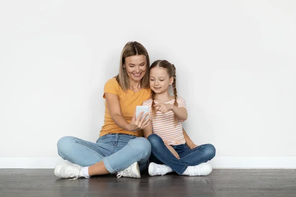Online Shopping Nettes Kleines Mädchen Und Ihre Mutter Mit Smartphone — Stockfoto