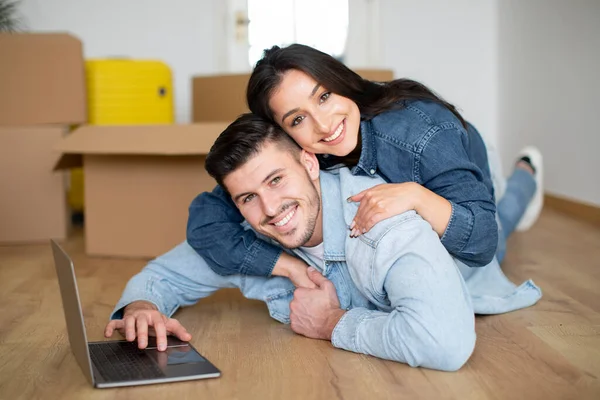 Щасливі Молоді Подружжя Ноутбуком Відпочивають Своєму Новому Будинку Після Переїзду — стокове фото