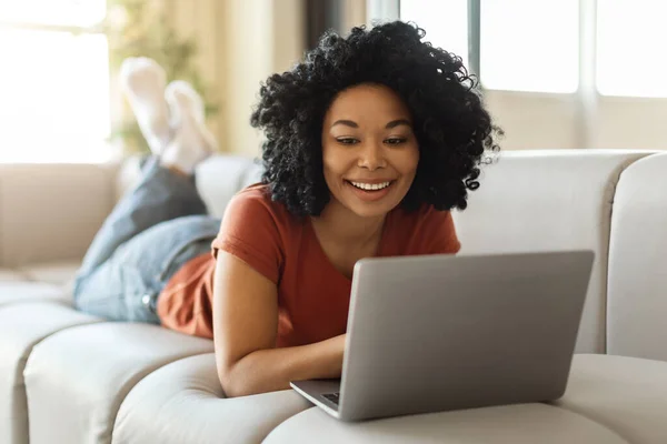 Happy Black Woman Relaxing Laptop Couch Home Smiling African American — Φωτογραφία Αρχείου