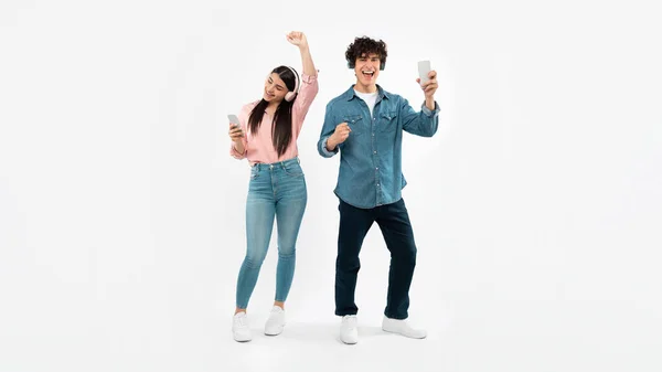 Digitale Partij Happy Young Couple Luisteren Naar Muziek Telefoons Dansen — Stockfoto