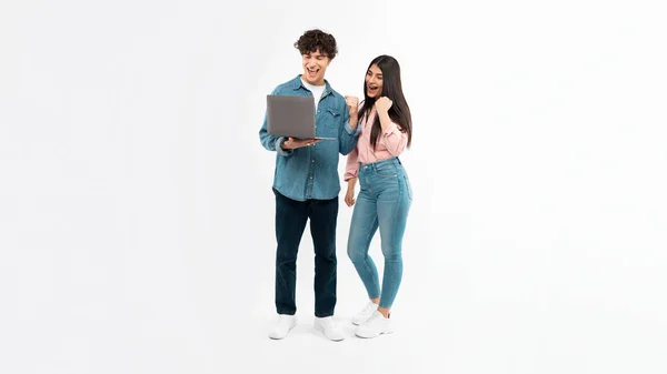 Digitale Overwinning Joyful Young Couple Laptop Shaking Fists Celebrating Great — Stockfoto