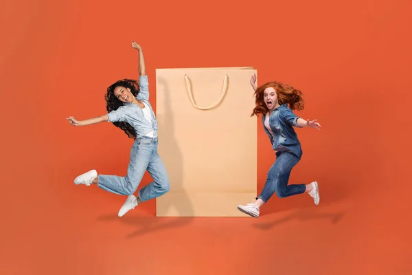 금요일 기분좋게 기분좋은 아가씨들 오렌지 스튜디오 쇼핑백 옆으로 뛰어오르고 콜라주 — 스톡 사진