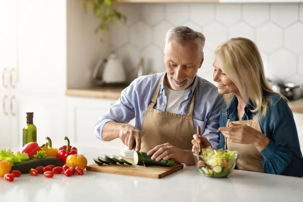 Glad Senior Par Matlagning Hälsosam Måltid Tillsammans Köket Interiör Leende — Stockfoto