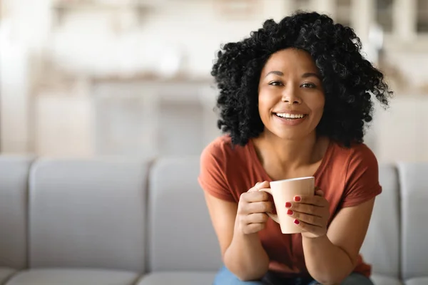 Huiselijke Recreatie Vrolijke Afro Amerikaanse Vrouw Drinken Koffie Thuis Vrolijke — Stockfoto