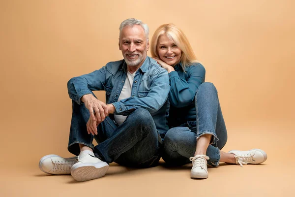 Fröhlich Schönes Paar Zwei Freunde Ältere Grauhaarige Mann Blonde Frau — Stockfoto