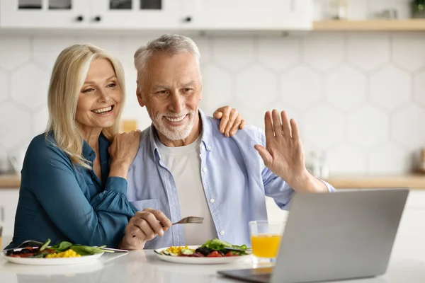 Happy Senior Spouses Making Video Call Laptop Kitchen Breakfast Cheerful — Stockfoto