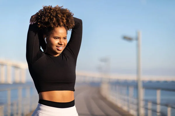Portrét Atletické Černošky Žena Sportovním Oblečení Cvičení Venku Usmívající Mladý — Stock fotografie