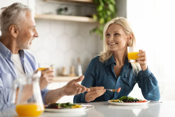 Frühstück Zusammen Glückliche Ältere Ehepartner Essen Essen Und Trinken Orangensaft — Stockfoto