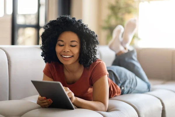 Gelukkige Zwarte Vrouw Ontspannen Met Digitale Tablet Thuis Glimlachende Jonge — Stockfoto