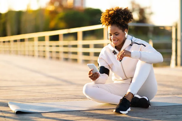 Black Woman Relaxing Outdoor Training Eating Protein Bar Using Smartphone — Stock Photo, Image