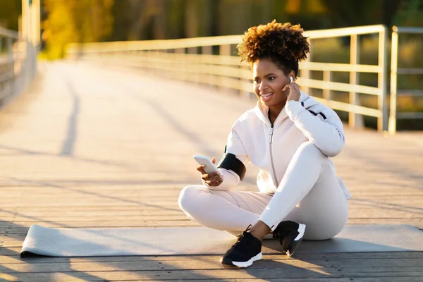 Happy Black Lady Smartphone Earbuds Relaxing Outdoors Sport Training Smiling — Stock Photo, Image