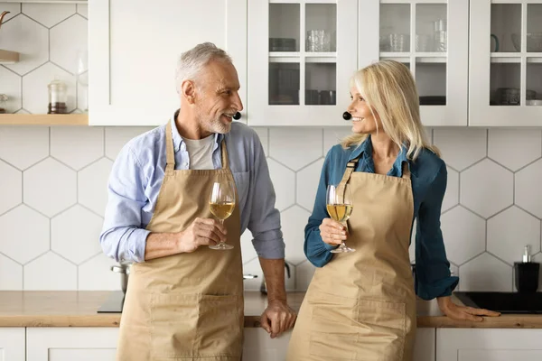Retrato Pareja Ancianos Románticos Delantales Bebiendo Vino Relajándose Juntos Cocina —  Fotos de Stock