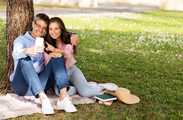 Happy Mature Couple Relaxing Park Together Using Smartphone Smiling Middle — 스톡 사진