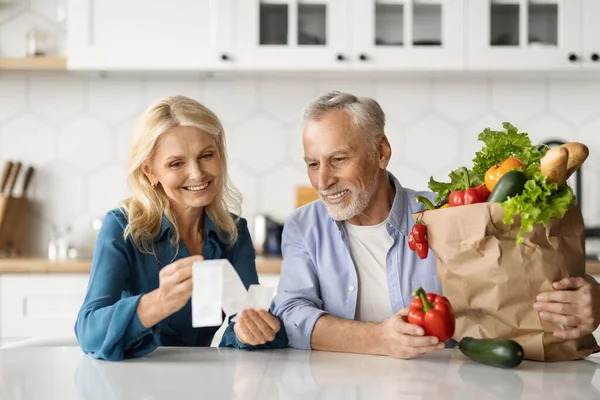 Glada Äldre Makar Köket Kontrollera Räkningar Efter Livsmedelsleverans Leende Äldre — Stockfoto