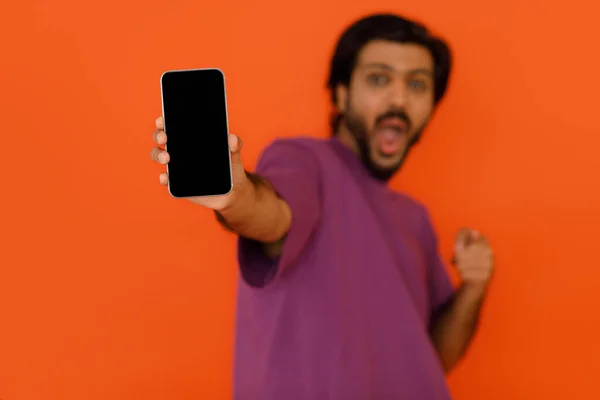 Sorprendido Joven Oriente Medio Mostrando Teléfono Celular Con Pantalla Vacía — Foto de Stock