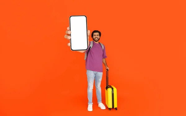 Glada Stilig Ung Indian Man Turist Visar Stora Smartphone Med — Stockfoto