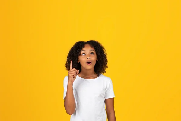 Веселий Шокований Підліток Кучеряво Африканська Дівчинка Білій Футболці Показуючи Пальця — стокове фото