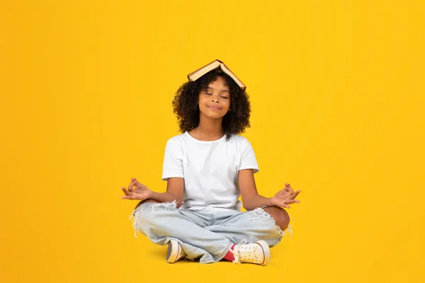 Ευτυχής Έφηβος Αφροαμερικανός Σγουρά Κορίτσι Λευκό Shirt Βιβλίο Στο Κεφάλι — Φωτογραφία Αρχείου
