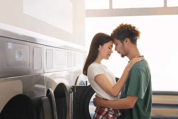 Laundry Advertisement Loving Pasangan Campuran Memeluk Berdiri Dekat Laundromat Mencuci — Stok Foto