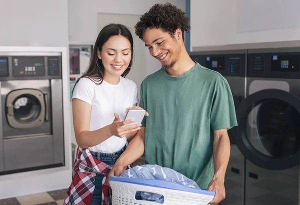 Cheerful Young Σύζυγοι Booking Πλυντήριο Ρούχων Απευθείας Σύνδεση Μέσω Εφαρμογής — Φωτογραφία Αρχείου