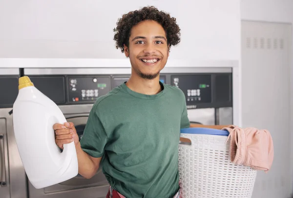 Großer Wäscheservice Glücklicher Hispanischer Junger Mann Mit Korb Und Sauberer — Stockfoto