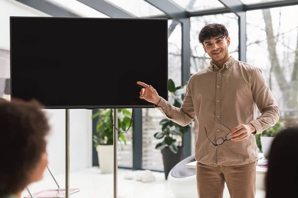 Young Arabic Businessman Pointing Big Blank Screen Presenting Innovative Startup — 스톡 사진