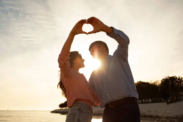 스토리 Romantic Mature Couple Making Heart Shape Hands Sunset Silhouette — 스톡 사진