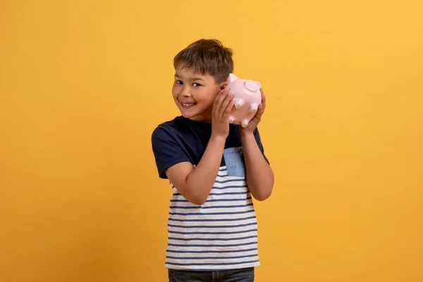 Glad Pojke Som Håller Spargris Bank För Besparingar Pengar Eller — Stockfoto