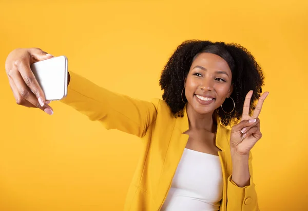 Vrolijke Opgewonden Jonge Zwarte Dame Nemen Selfie Mobiele Telefoon Tonen — Stockfoto